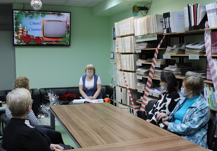 Участники клуба слушают ведущую клуба Л.А. Максимову