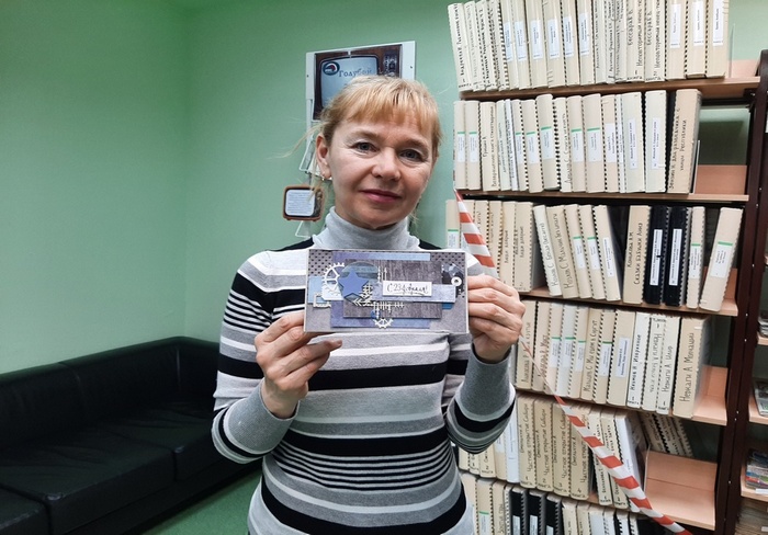 Н.В. Калашникова с открыткой.jpg